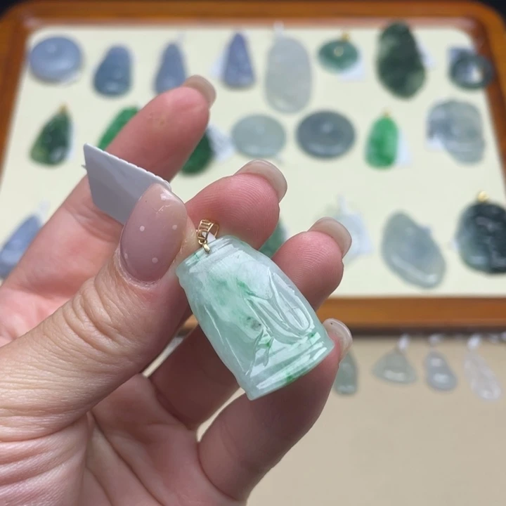 翡翠18K金镶嵌颈饰竹节