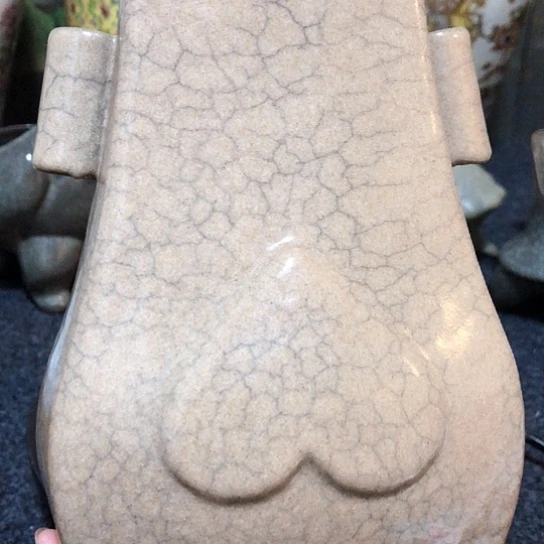 官窑贯耳瓶一件，，。
