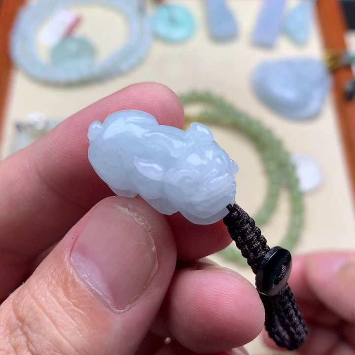 翡翠未镶嵌颈饰貔貅