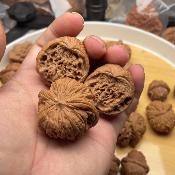 文玩核桃把件姜****?文玩核桃手把件