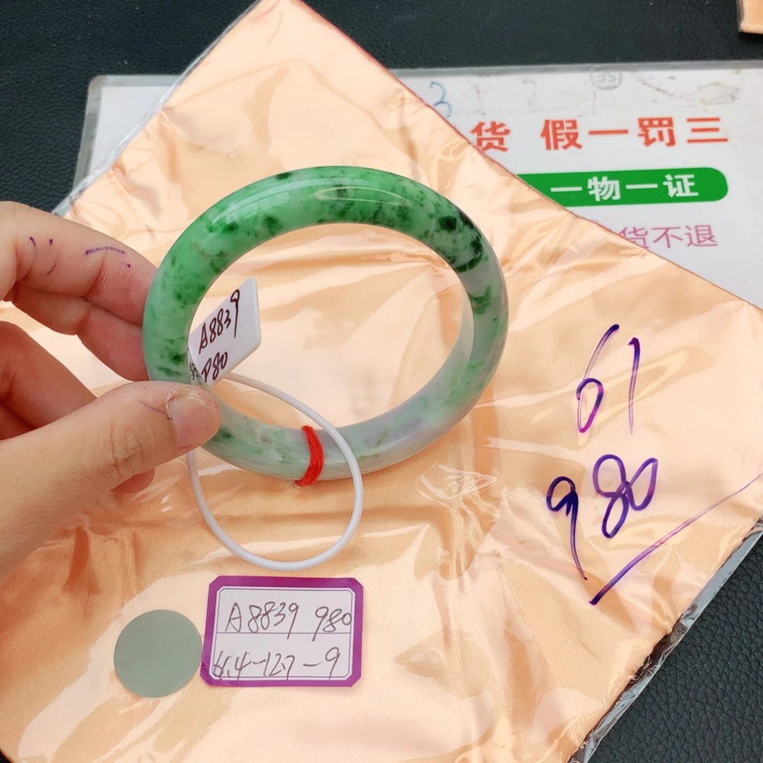 翡翠手镯未镶嵌我