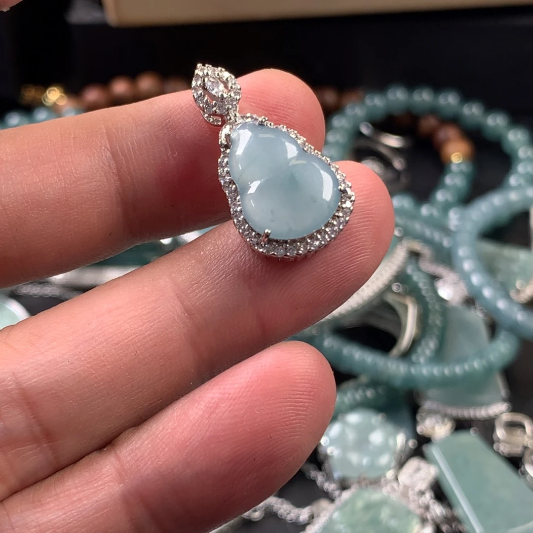 翡翠未镶嵌颈饰葫芦