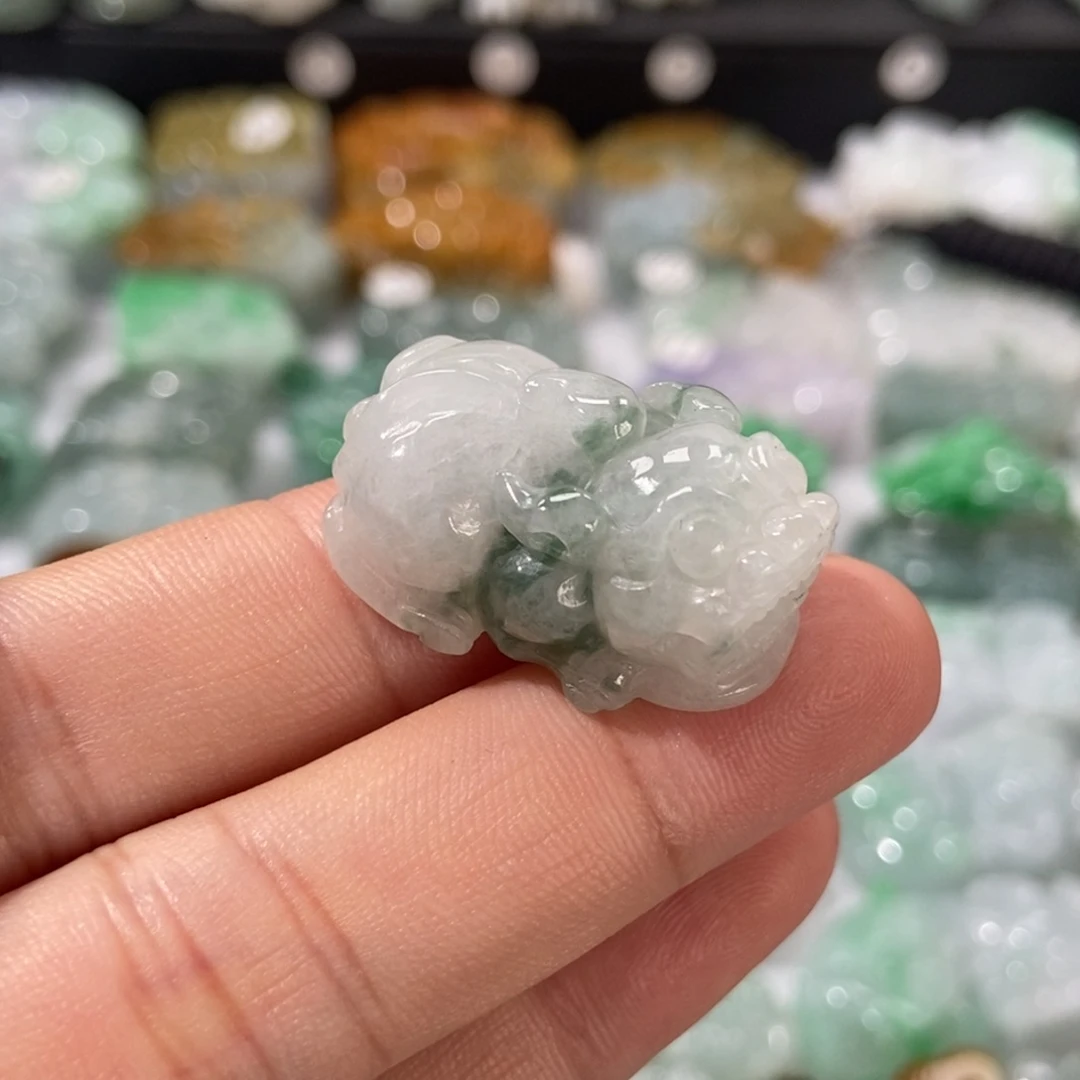 翡翠未镶嵌颈饰貔貅