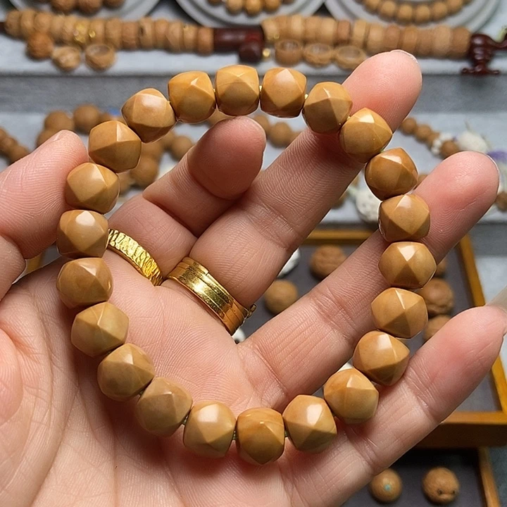 桃核吊坠右***^点瑕疵 八愣