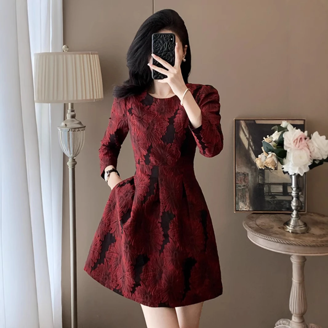 春秋冬新款酒红色连衣裙短款时髦小洋装小个子感宴会礼服裙轻奢