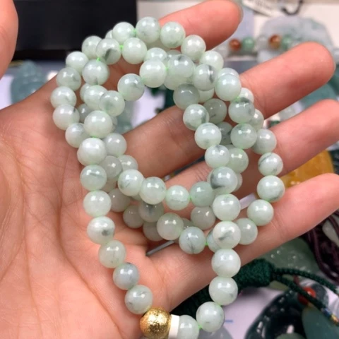 翡翠颈饰未镶嵌妖**王