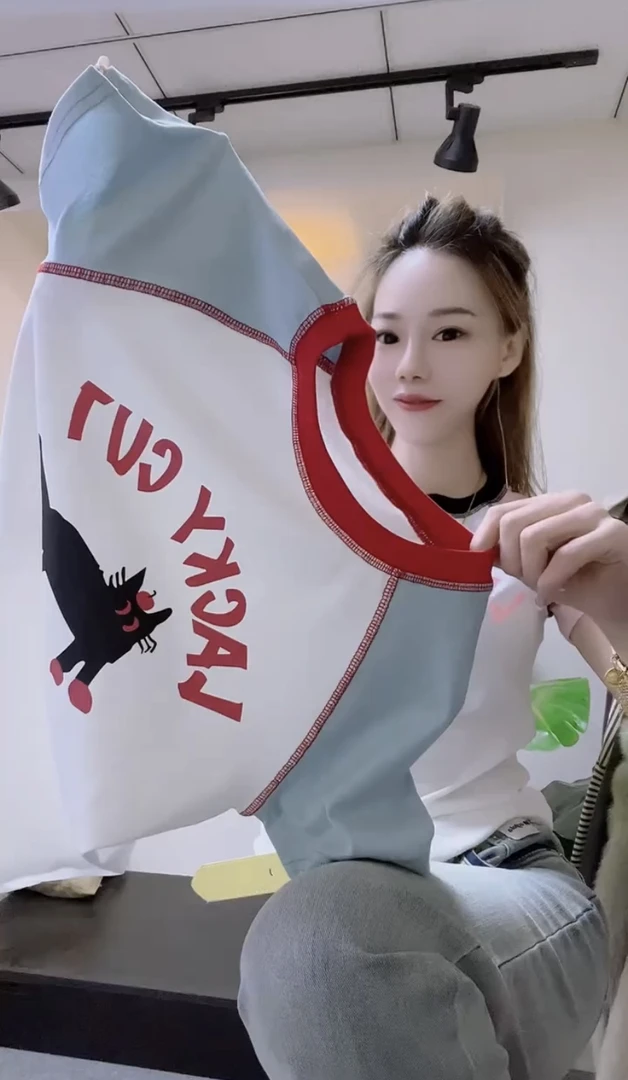 2025夏季卡通猫咪字母印花时尚舒适短袖T恤女显瘦插肩袖拼色上衣