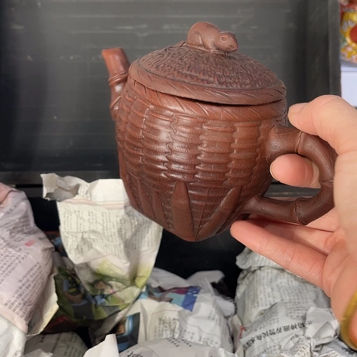 茶壶紫泥原矿泥料手工制作的一把紫砂壶。