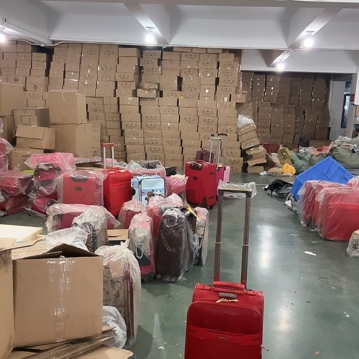 红色多纹路行李箱22寸发1个