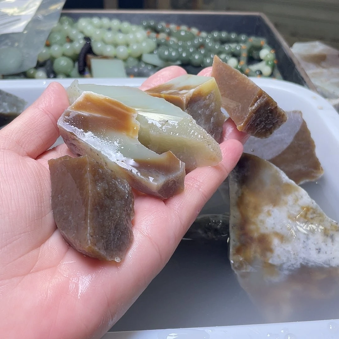 莫***名和田玉（糖玉）未镶嵌珠宝半成品