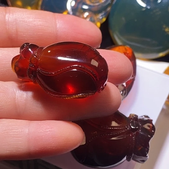 琥珀未镶嵌颈饰血珀钱袋子