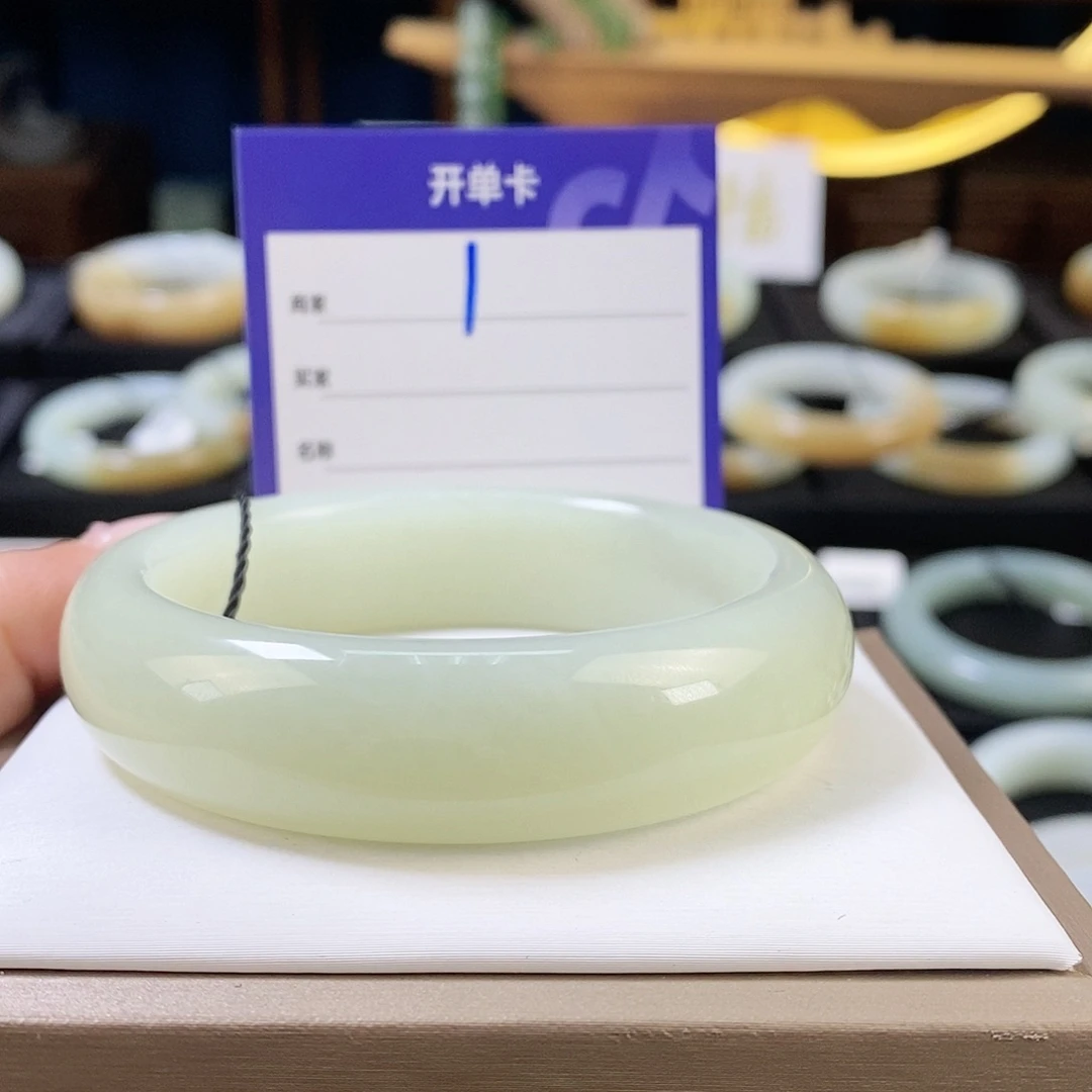 未镶嵌手镯和田玉橙*