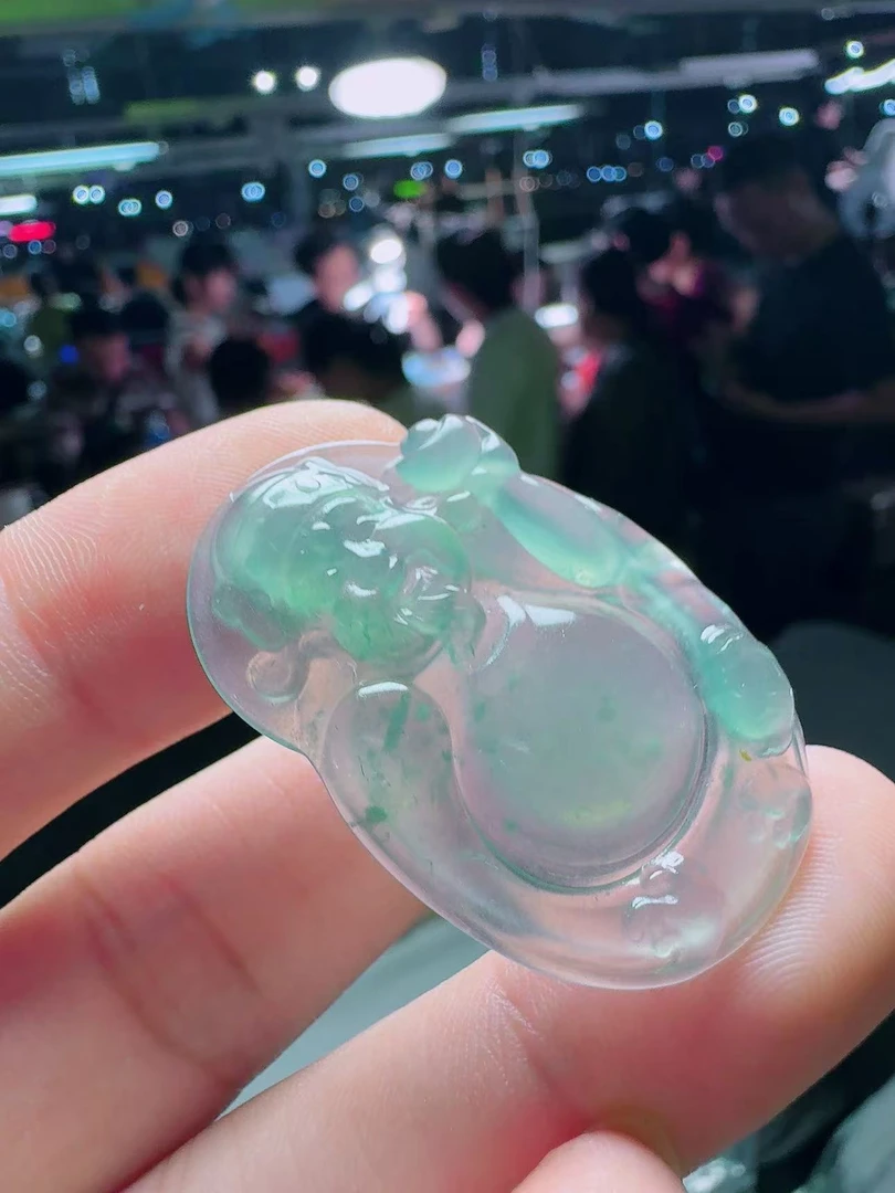 翡翠冰种大度佛公吊坠