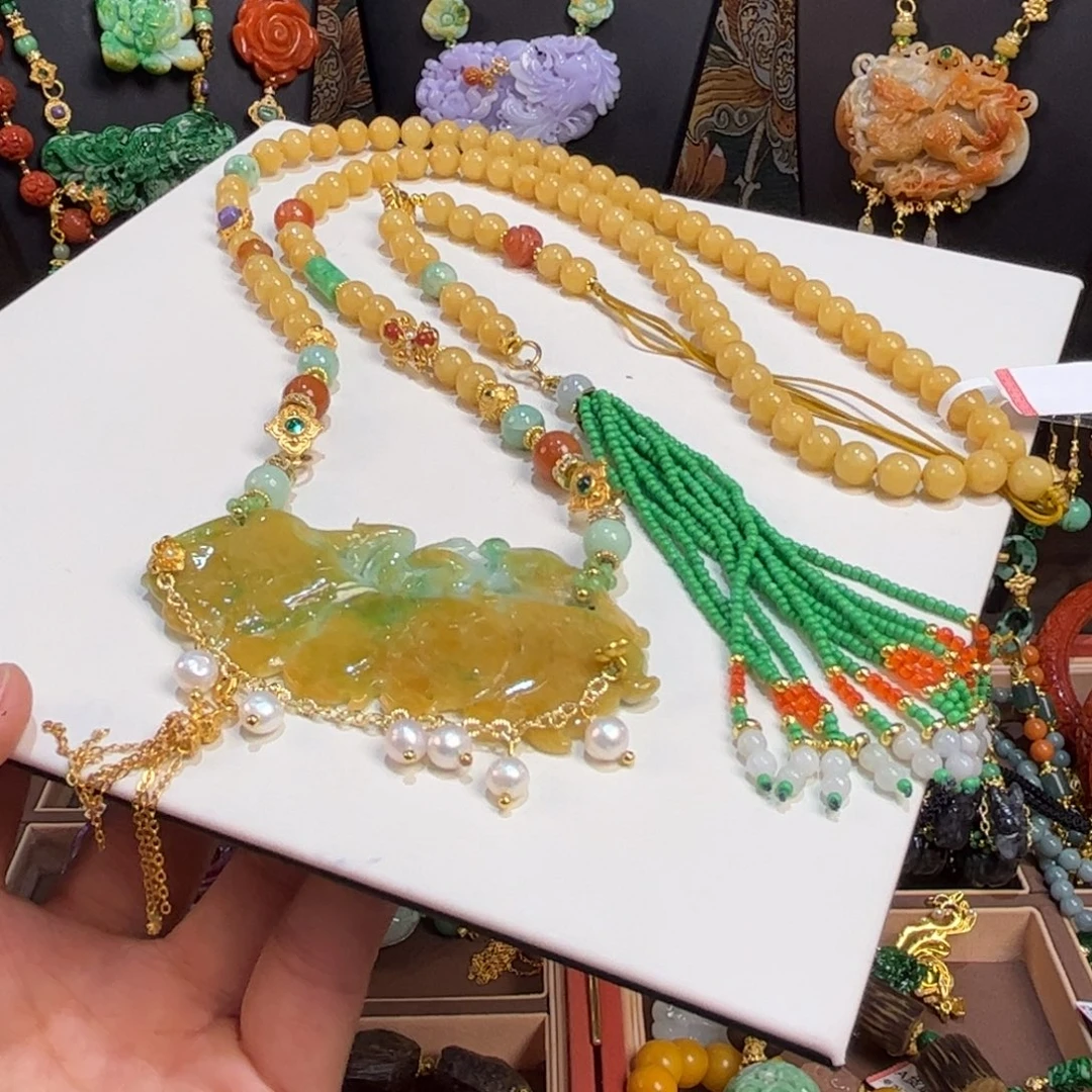 翡翠未镶嵌颈饰蝴蝶仙子