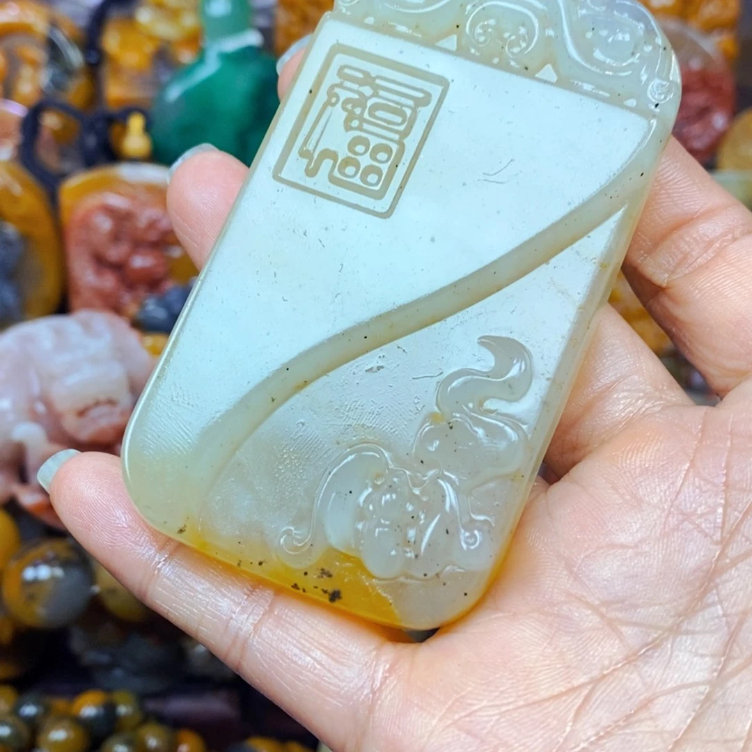 未镶嵌石英质玉（黄龙玉）颈饰