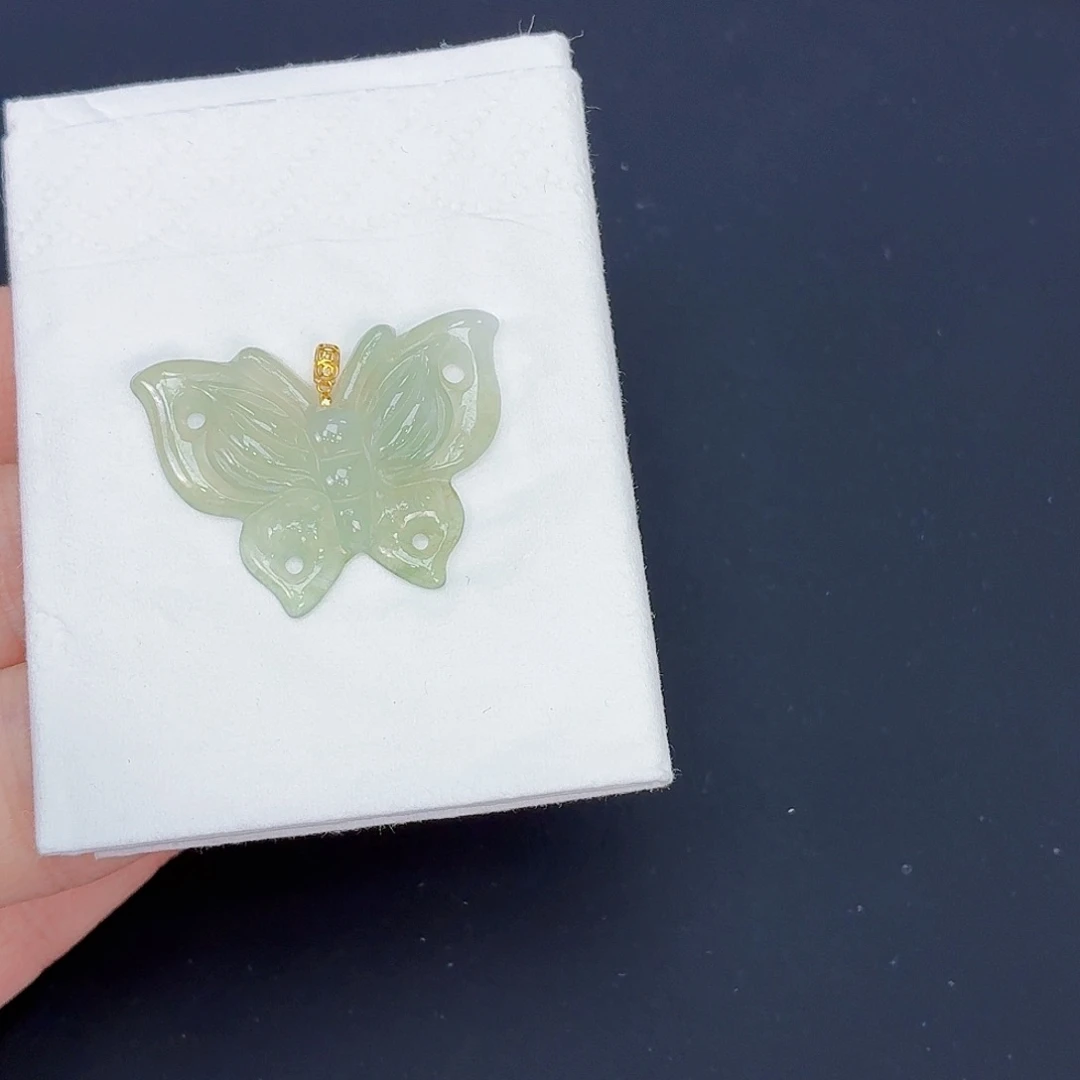 翡翠18K金镶嵌颈饰蝴蝶吊坠