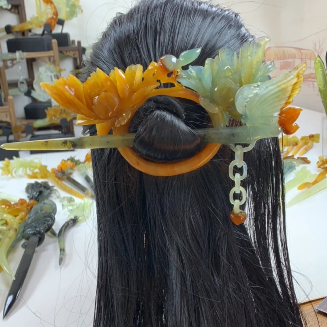岫玉~牡丹花后压发簪。花玉料子,料子细腻温润颜色鲜艳,雕刻立体