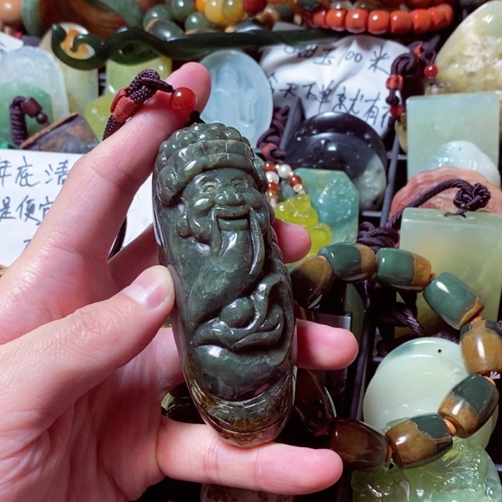 透闪石质玉颈饰未镶嵌