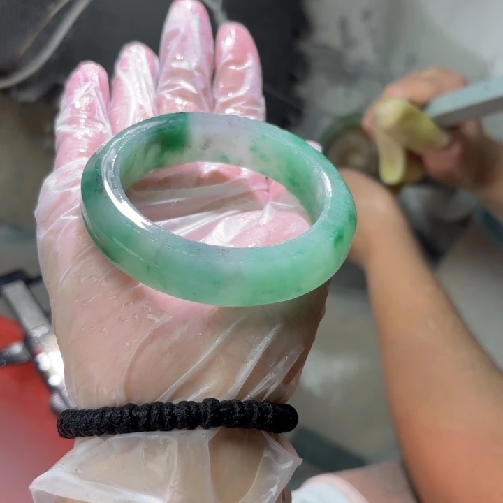 芬***未镶嵌手镯石英质玉（非洲翠）定制