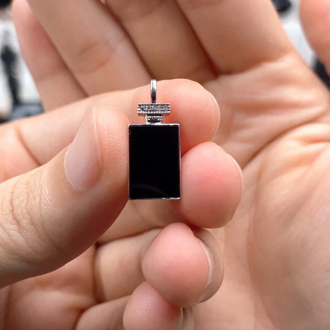 颈饰18K金镶嵌翡翠吊坠