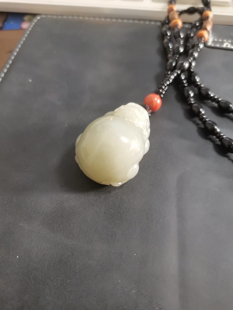 新疆和田玉吊坠。