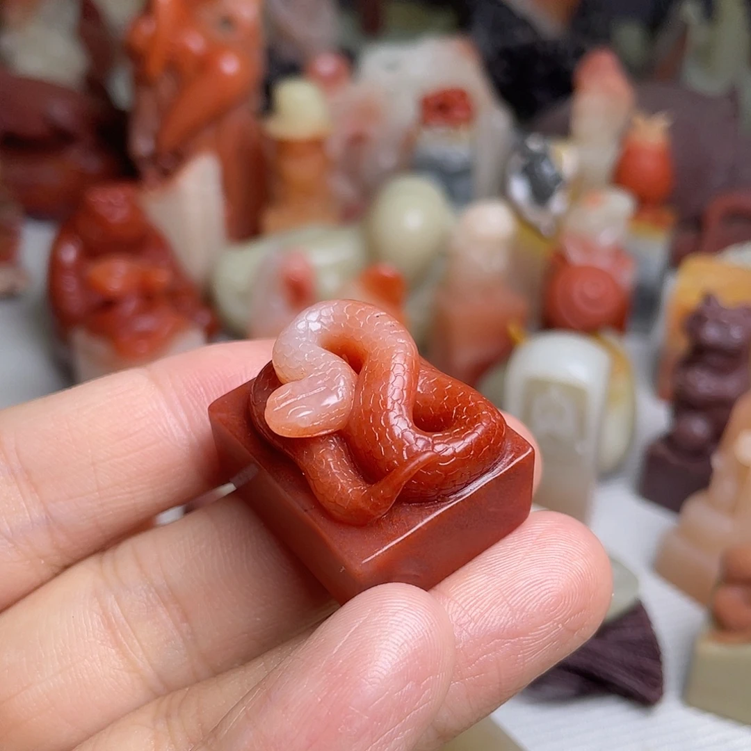 老挝石俏色小红蛇