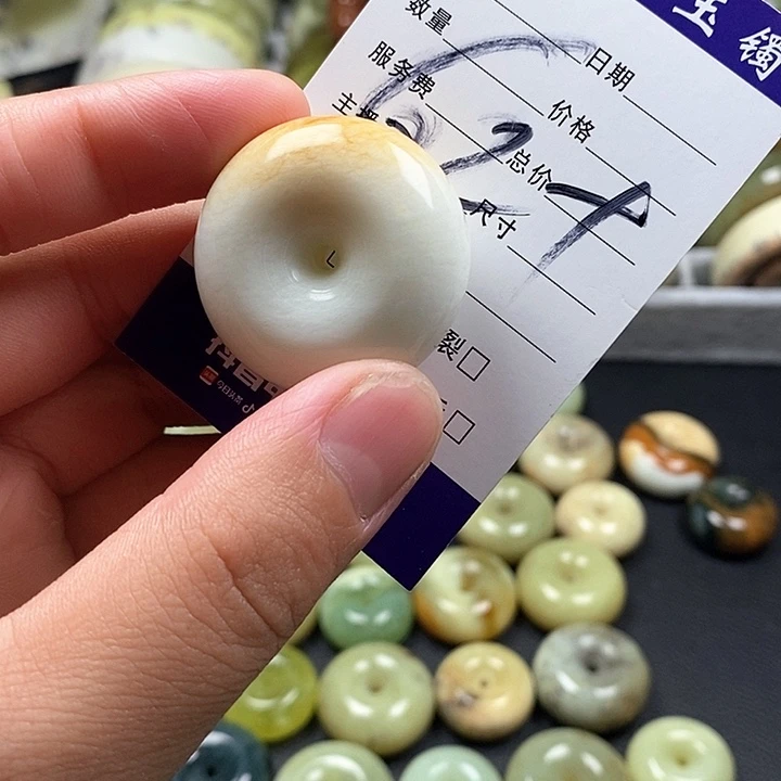 未镶嵌蛇纹石玉颈饰安*然