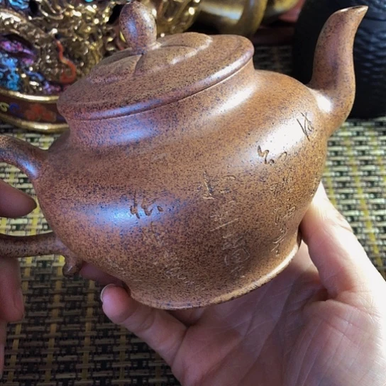 紫砂茶壶原矿泥料手工制作紫砂壶。