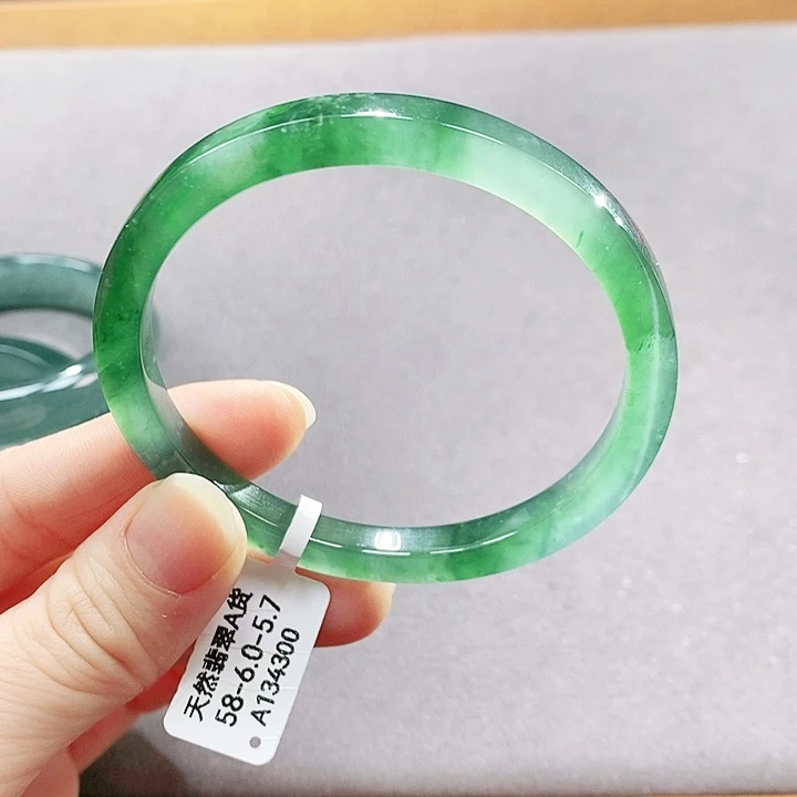 翡翠未镶嵌手镯（圆镯）