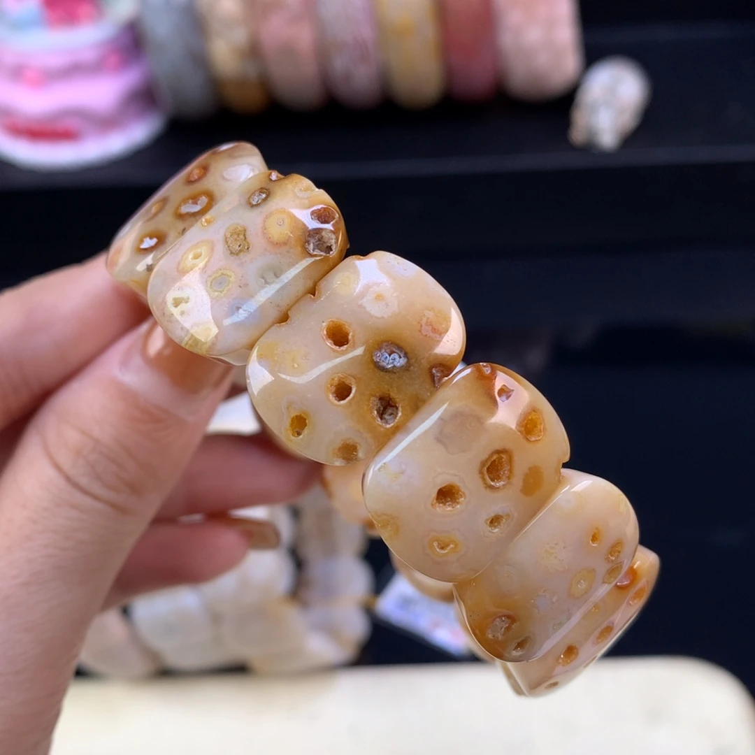 硅化珊瑚（珊瑚玉）未镶嵌颈饰五折手牌（46号）