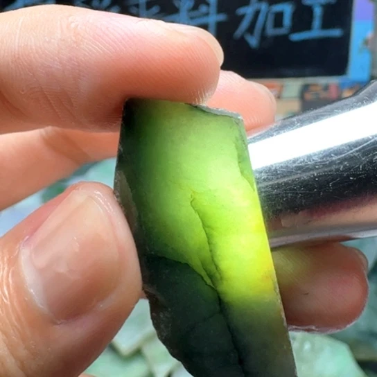翡翠未镶嵌颈饰15588