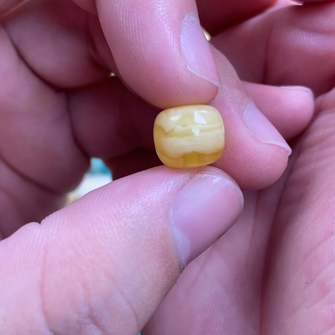 赵***。蜜蜡未镶嵌裸石配饰