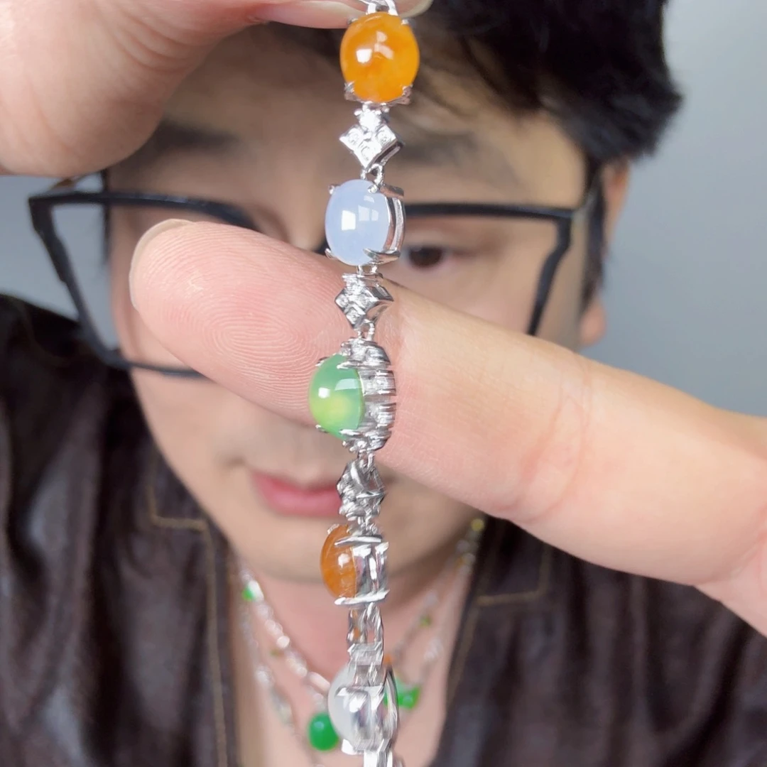 翡翠未镶嵌颈饰一件