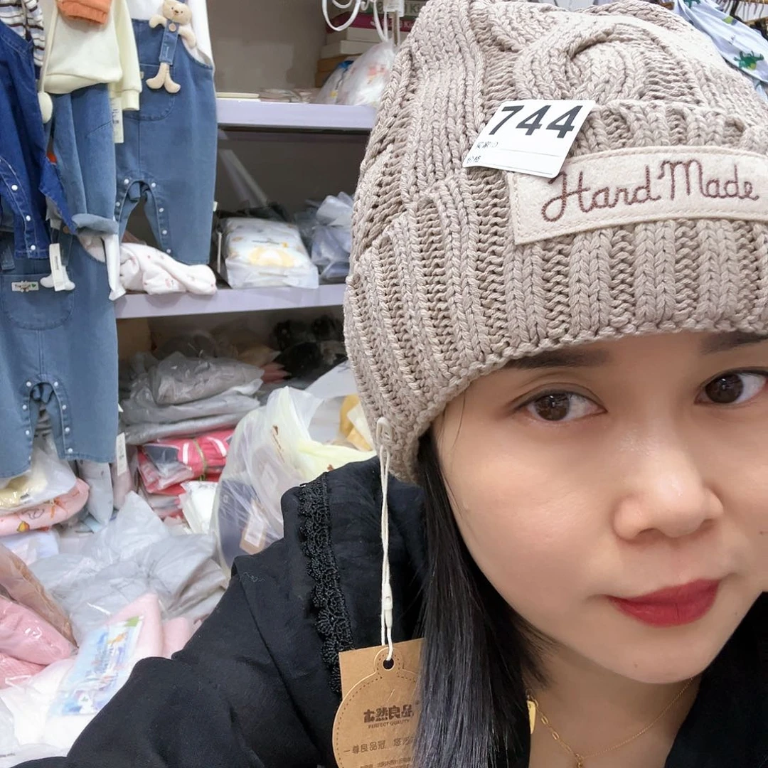 744米色字母时尚帽子