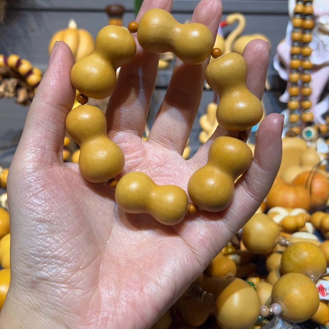 S***⁰骨头手串。