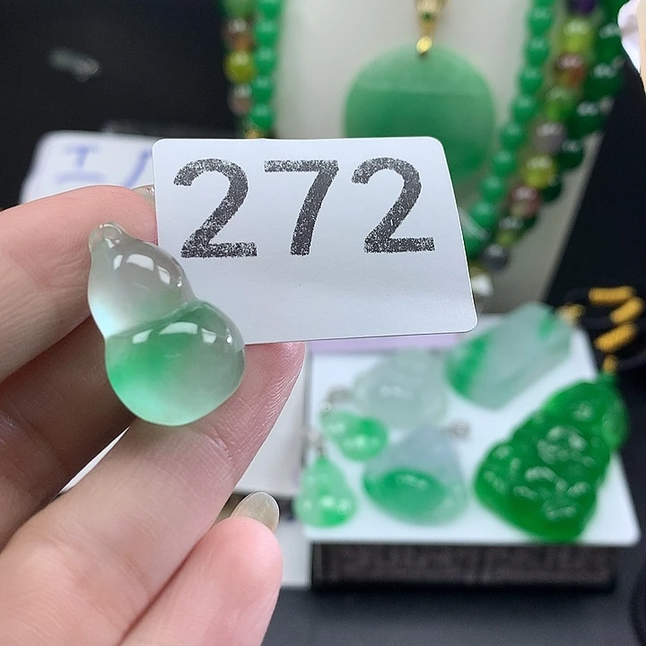 翡翠未镶嵌吊坠(赠链)