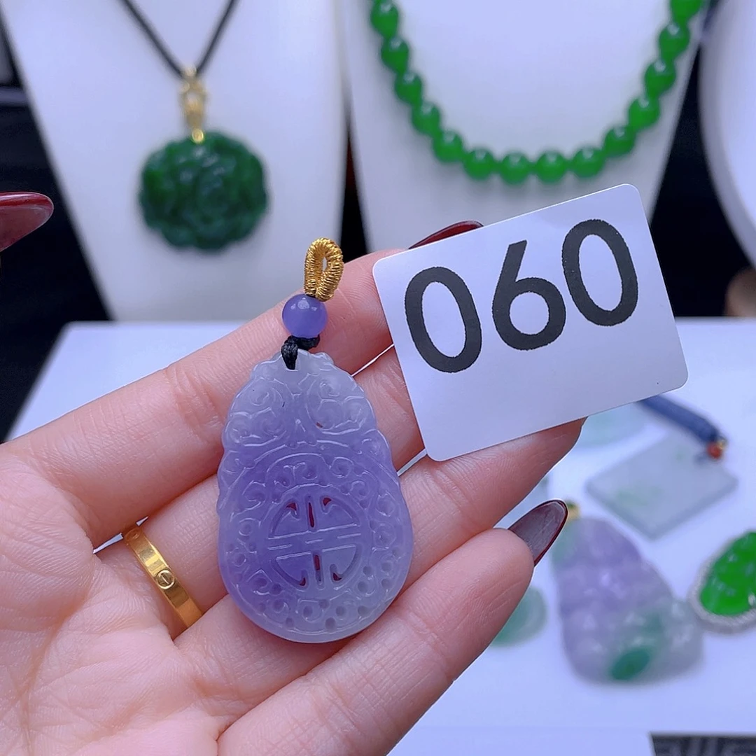 翡翠吊坠(赠链)未镶嵌