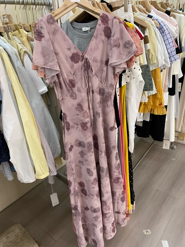 干枯玫瑰 碎花裙