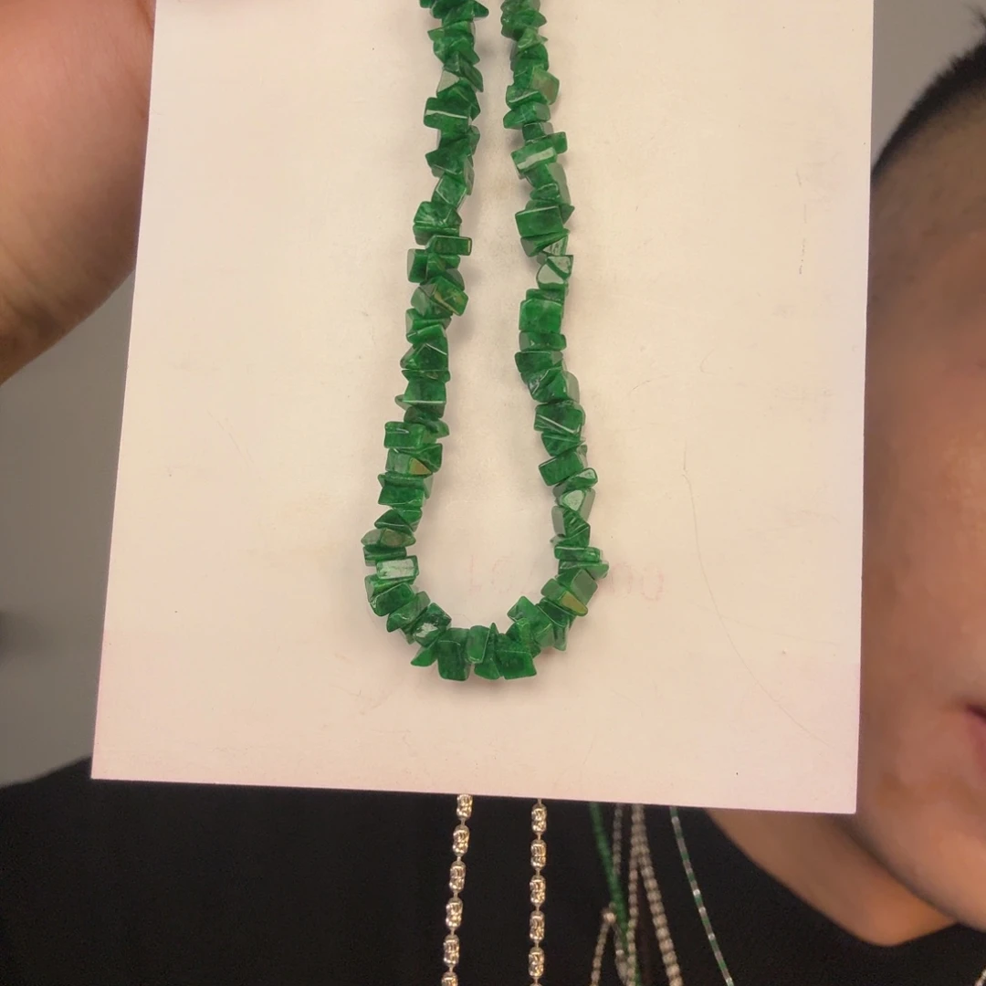 翡翠未镶嵌颈饰一件