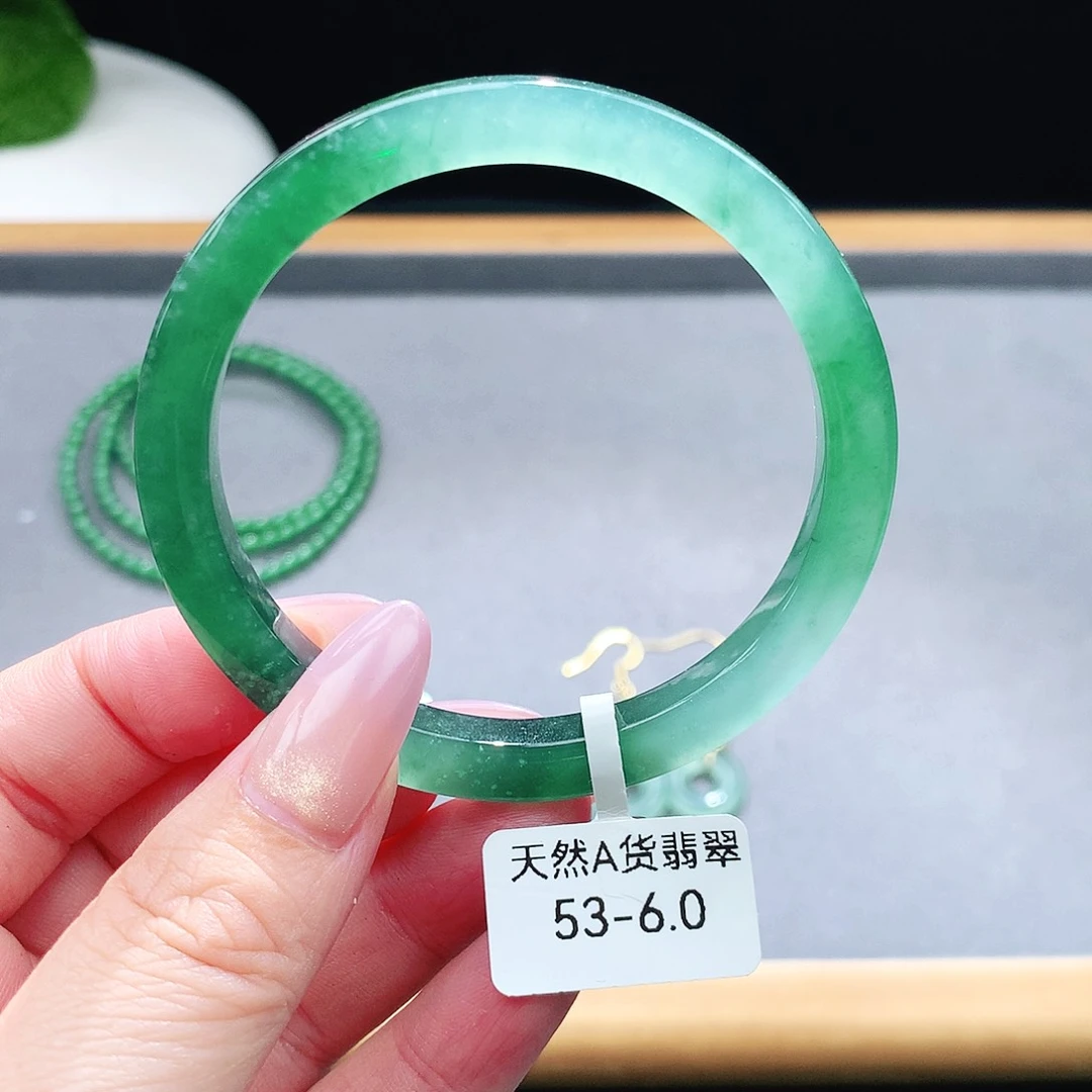 未镶嵌手镯（圆镯）翡翠