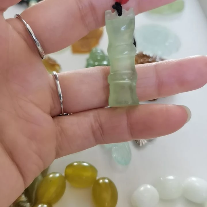未镶嵌蛇纹石玉吊坠