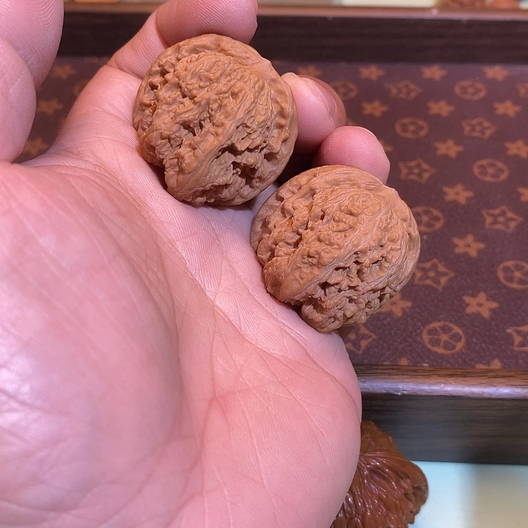 文玩核桃把件蚂蚁纹。