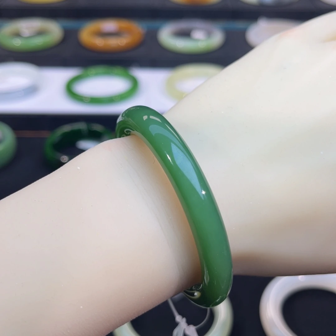 未镶嵌手镯和田玉-辣阳绿圆条