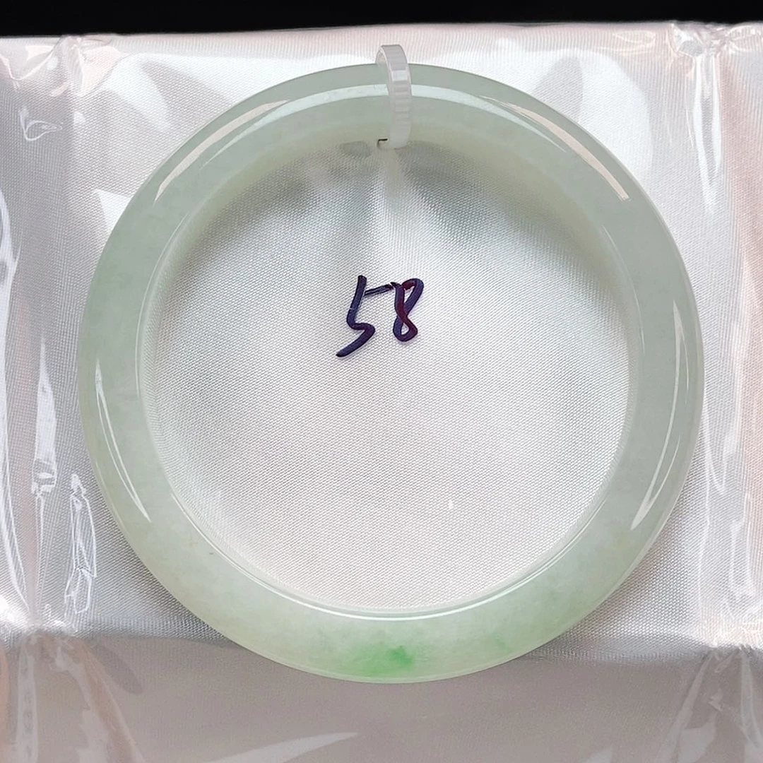 翡翠手镯未镶嵌晴水飘绿花泥鳅背