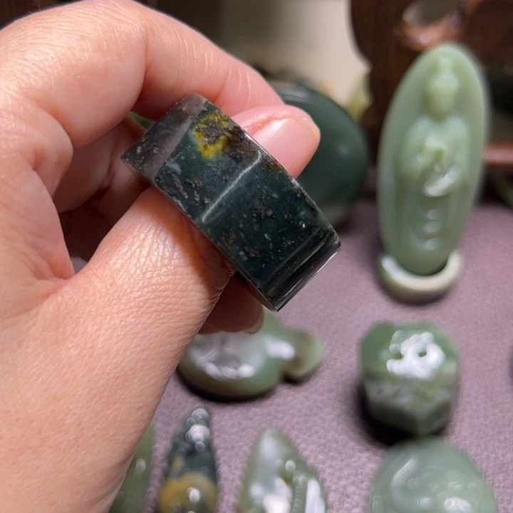 董***会颈饰未镶嵌岫岩河磨玉（透闪石质玉）