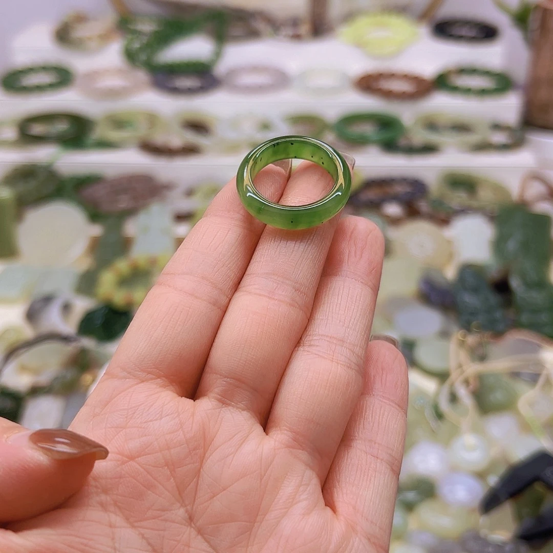 兰****和田玉（碧玉）未镶嵌戒圈