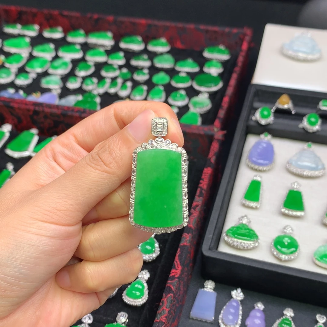 菲***儿翡翠18K金镶嵌颈饰