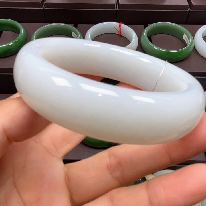 和田玉未镶嵌手镯