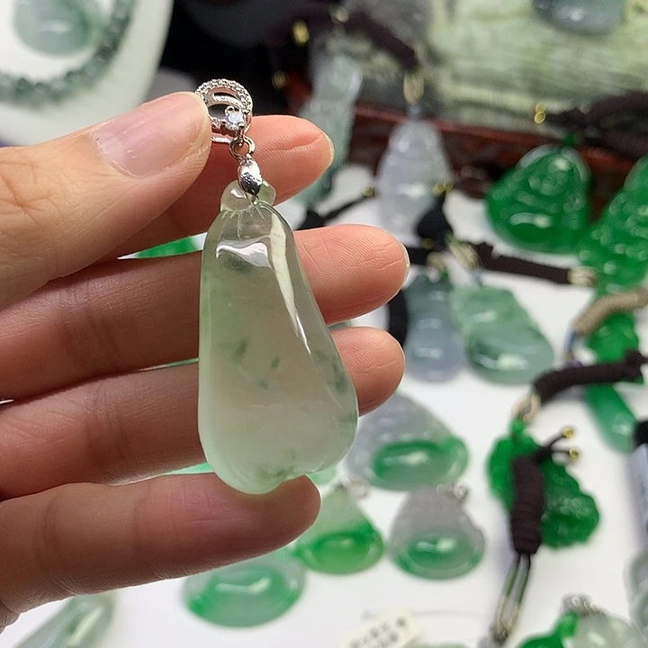 翡翠未镶嵌吊坠(赠链)