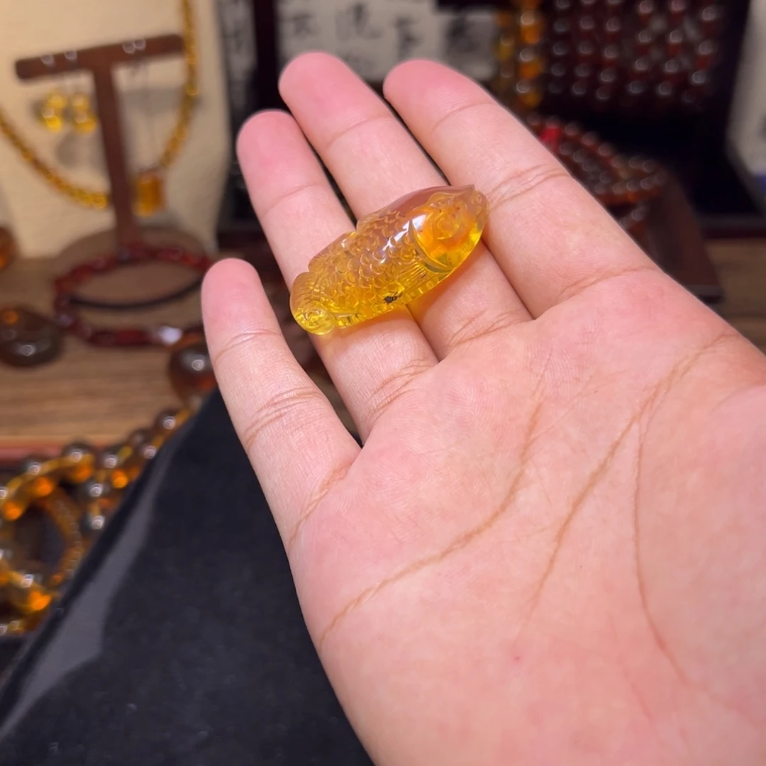 琥珀未镶嵌颈饰小鱼